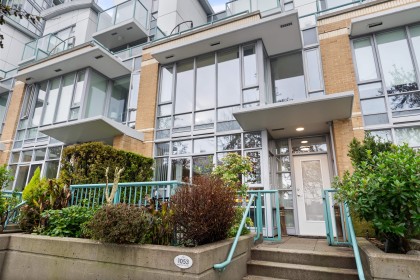 Photo 2 at 1053 Marinaside Crescent, Yaletown, Vancouver West