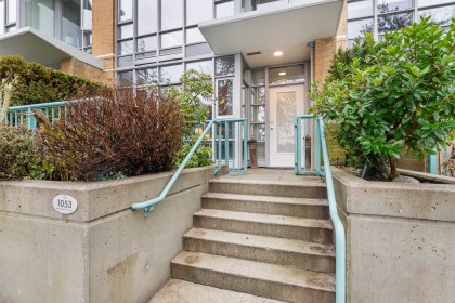Photo 3 at 1053 Marinaside Crescent, Yaletown, Vancouver West
