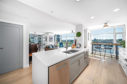 Photo 7 at 902 - 1199 Marinaside Crescent, Yaletown, Vancouver West