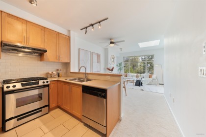 Photo 12 at 404 - 4883 Maclure Mews, Quilchena, Vancouver West