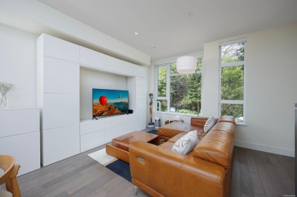 Photo 2 at 5552 Oak Street, Cambie, Vancouver West