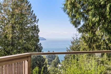 Photo 4 at 2440 Queens Avenue, Queens, West Vancouver