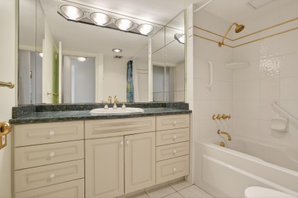 Photo 17 at 402 - 2135 Argyle Avenue, Dundarave, West Vancouver