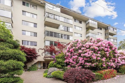 Photo 2 at 404 - 1425 Esquimalt Avenue, Ambleside, West Vancouver