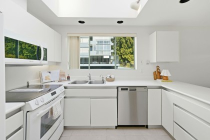 Photo 5 at 205 - 565 17th Street, Ambleside, West Vancouver