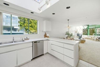 Photo 4 at 205 - 565 17th Street, Ambleside, West Vancouver