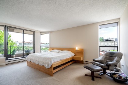 Photo 12 at 301 - 1450 Pennyfarthing Drive, False Creek, Vancouver West