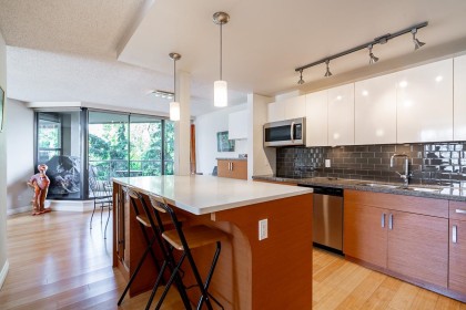 Photo 4 at 301 - 1450 Pennyfarthing Drive, False Creek, Vancouver West