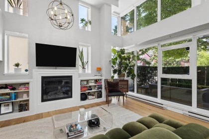 Photo 2 at 428 Helmcken Street, Yaletown, Vancouver West