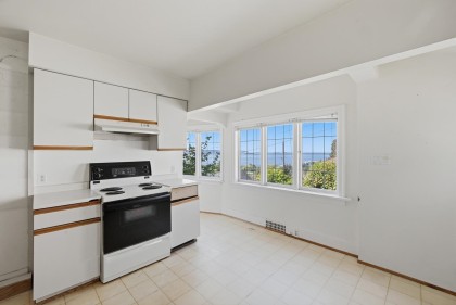 Photo 10 at 1013 Duchess Avenue, Sentinel Hill, West Vancouver