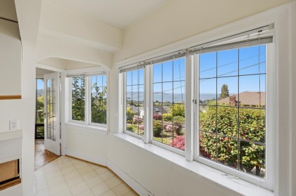 Photo 11 at 1013 Duchess Avenue, Sentinel Hill, West Vancouver