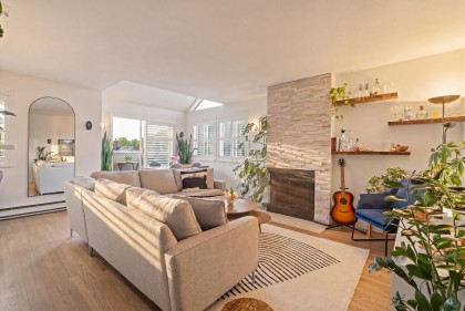 Photo 2 at 2558 W 4th Avenue, Kitsilano, Vancouver West