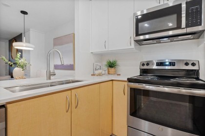 Photo 5 at 104 - 3023 W 4th Avenue, Kitsilano, Vancouver West