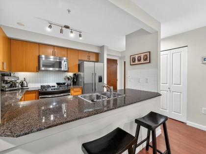 Photo 4 at 206 - 2096 W 46th Avenue, Kerrisdale, Vancouver West