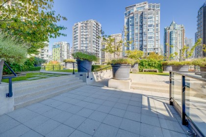 Photo 15 at 407 - 1088 Richards Street, Yaletown, Vancouver West