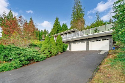 Photo 2 at 2615 Skilift Place, Chelsea Park, West Vancouver