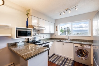 Photo 13 at 209 - 2211 W 2nd Avenue, Kitsilano, Vancouver West
