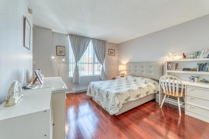 Photo 16 at 403 - 688 Fairchild Road, Oakridge VW, Vancouver West