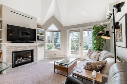Photo 1 at 306 - 1535 Chesterfield Avenue, Central Lonsdale, North Vancouver
