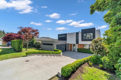 Photo 2 at 4275 Chelsea Crescent, Forest Hills NV, North Vancouver