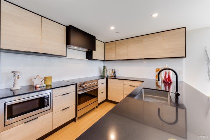 Photo 7 at 302 - 6485 Manitoba Street, Oakridge VW, Vancouver West