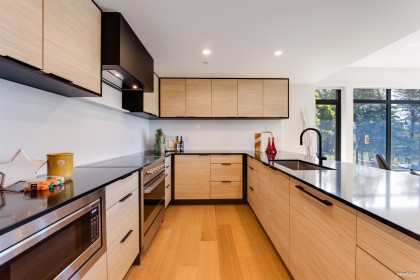 Photo 4 at 302 - 6485 Manitoba Street, Oakridge VW, Vancouver West