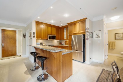 Photo 3 at 304 - 4685 Valley Drive, Quilchena, Vancouver West