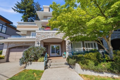 Photo 1 at 202 - 3151 Connaught Crescent, Edgemont, North Vancouver