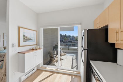 Photo 11 at 202 - 3151 Connaught Crescent, Edgemont, North Vancouver