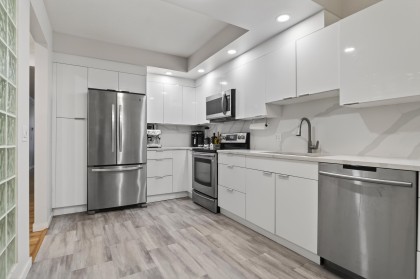 Photo 4 at 205 - 3151 Woodbine Drive, Edgemont, North Vancouver