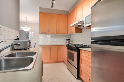 Photo 9 at 423 - 2083 W 33rd Avenue, Quilchena, Vancouver West