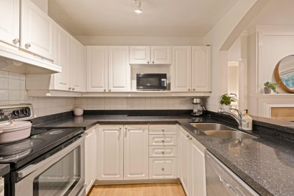 Photo 9 at 102 - 2588 Alder Street, Fairview VW, Vancouver West