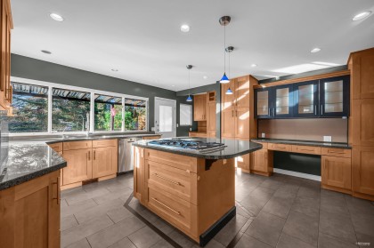 Photo 9 at 310 Macbeth Crescent, Cedardale, West Vancouver