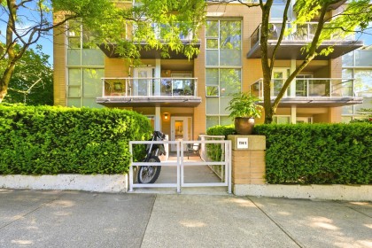 Photo 1 at TH1 - 1288 Chesterfield Avenue, Central Lonsdale, North Vancouver