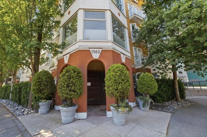 Photo 2 at 401 - 1562 W 5th Avenue, False Creek, Vancouver West