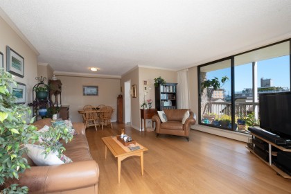 Photo 6 at 402 - 1390 Duchess Avenue, Ambleside, West Vancouver