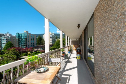 Photo 13 at 402 - 1390 Duchess Avenue, Ambleside, West Vancouver