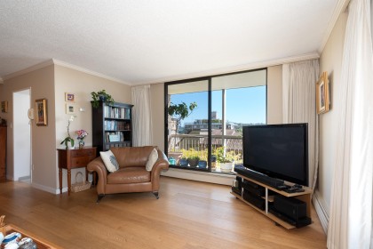 Photo 7 at 402 - 1390 Duchess Avenue, Ambleside, West Vancouver