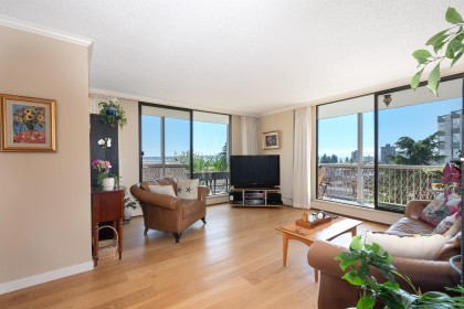 Photo 4 at 402 - 1390 Duchess Avenue, Ambleside, West Vancouver
