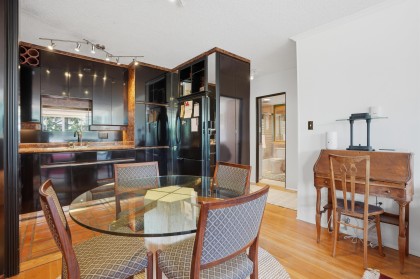 Photo 4 at 215 - 1425 Esquimalt Avenue, Ambleside, West Vancouver