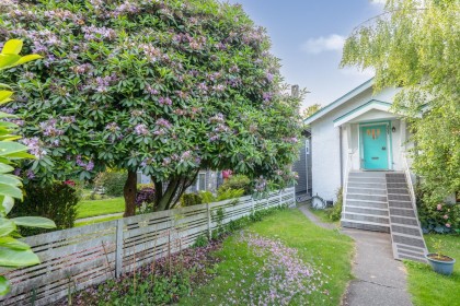 Photo 2 at 3627 W 7th Avenue, Kitsilano, Vancouver West