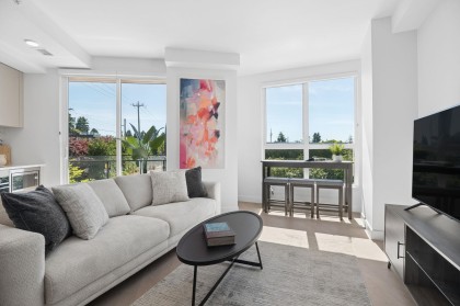 Photo 2 at 204 - 333 St. Davids Avenue, Lower Lonsdale, North Vancouver