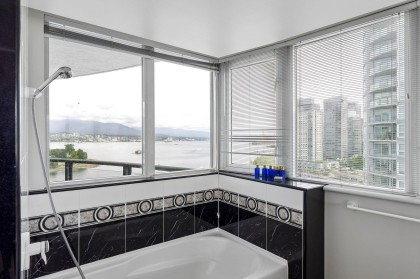 Photo 15 at 1703 - 560 Cardero Street, Coal Harbour, Vancouver West