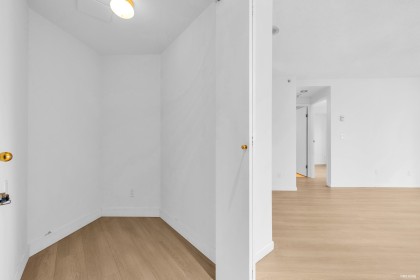 Photo 11 at 507 - 388 Drake Street, Yaletown, Vancouver West