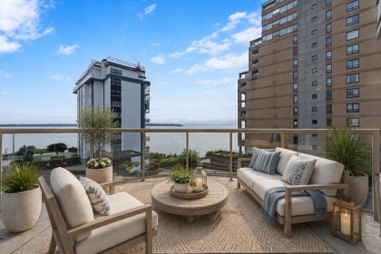 Photo 2 at 4 - 2243 Bellevue Avenue, Dundarave, West Vancouver