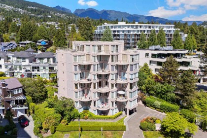 Photo 1 at 4 - 2243 Bellevue Avenue, Dundarave, West Vancouver