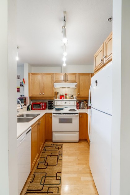 Photo 8 at 306 - 2929 W 4th Avenue, Kitsilano, Vancouver West