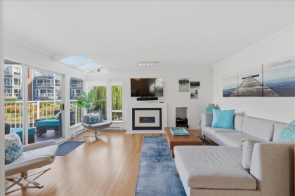 Photo 2 at 1523 Mariner Walk, False Creek, Vancouver West