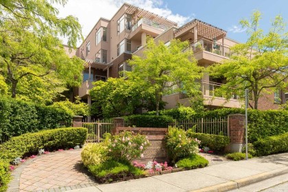 Photo 1 at 306 - 2271 Bellevue Avenue, Dundarave, West Vancouver