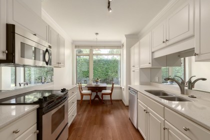 Photo 9 at 306 - 2271 Bellevue Avenue, Dundarave, West Vancouver
